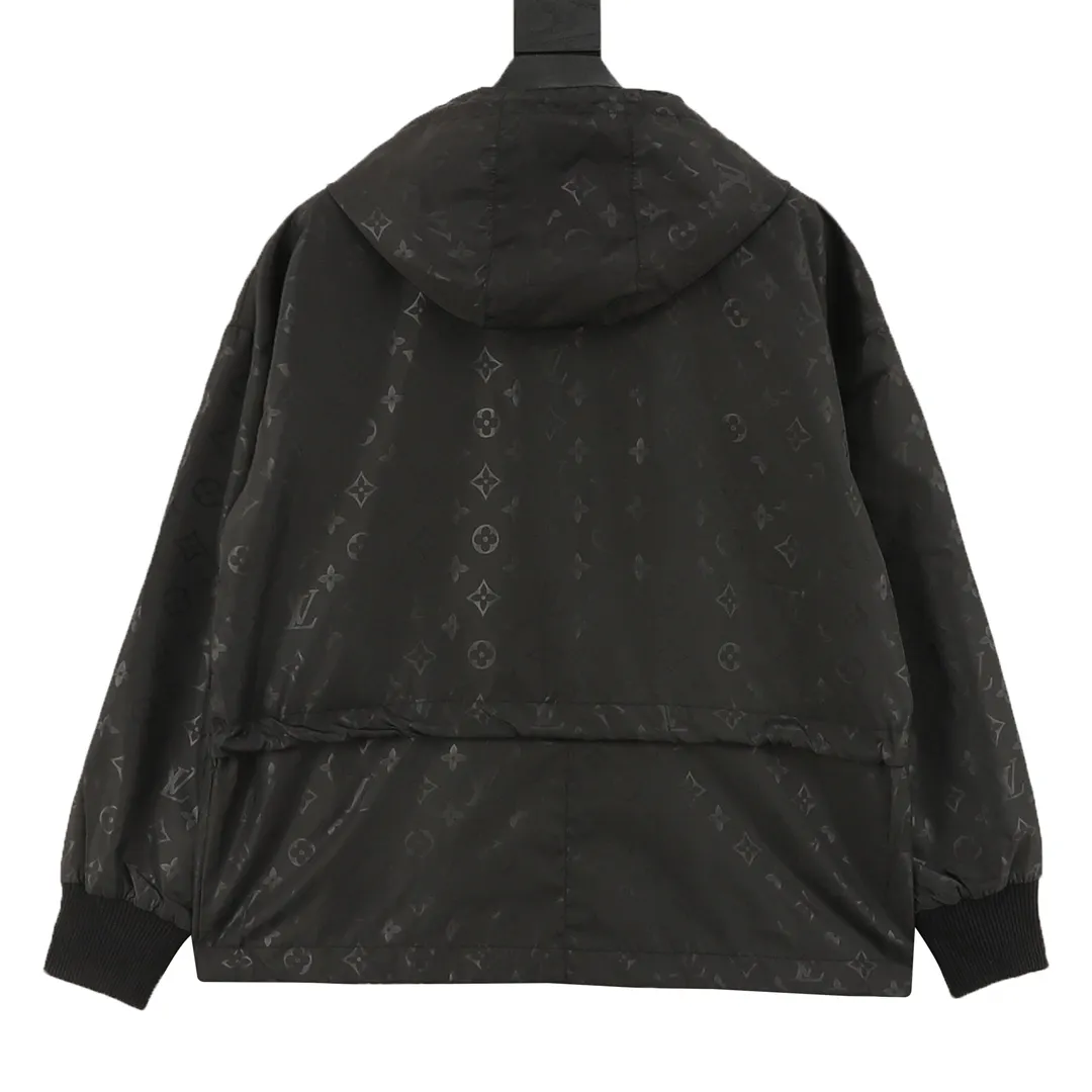 🅿️570 Louis Vuitton/Louis Vuitton All-over Printed Presbyopic Workwear Pocket Windbreaker Zipper Jacket Purchase the original version and have it printed immediately. The fabric is made of custom densely spun technical fabric that is light and thin, and the upper body is silky and breathable. Infrared positioning cutting, workwear-style windbreaker design, the upper body is invincible and versatile. All details are customized and developed, and all hardware and accessories are restored to ZP. Size：XS-L